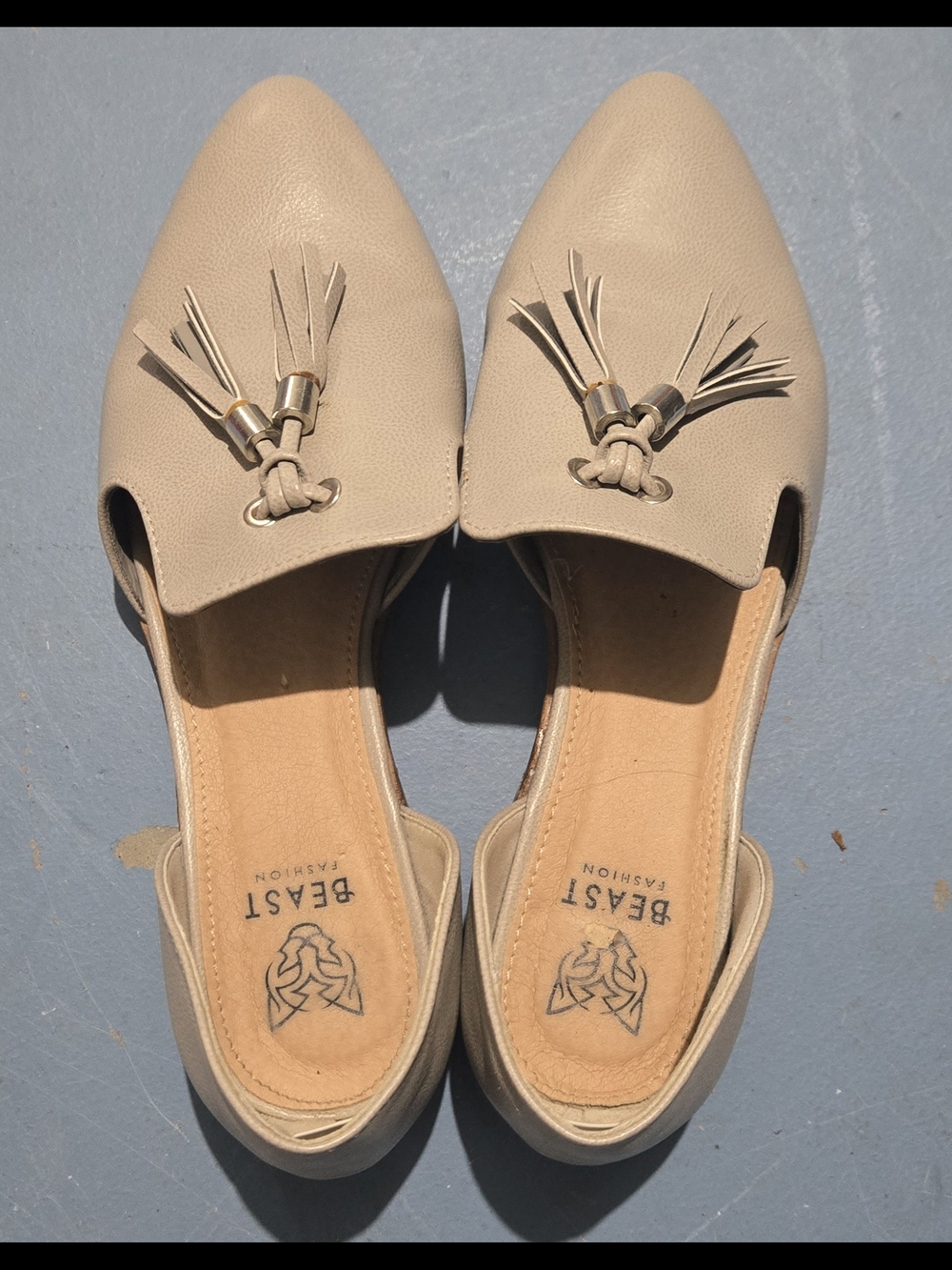 BEAST FASHION Women's Taupe Tassel Pointed-Toe Slingback Flats